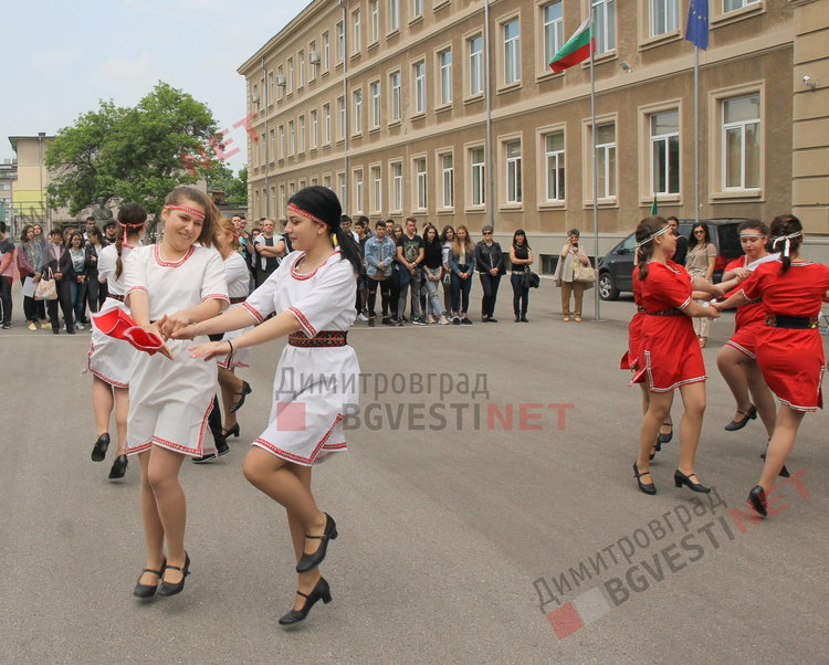 54 зрелостници изпрати Езиковата гимназия в Димитровград 