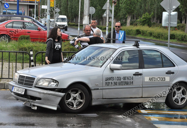 Ситроен и учебен автомобил катастрофираха до "Лебеда" в Хасково