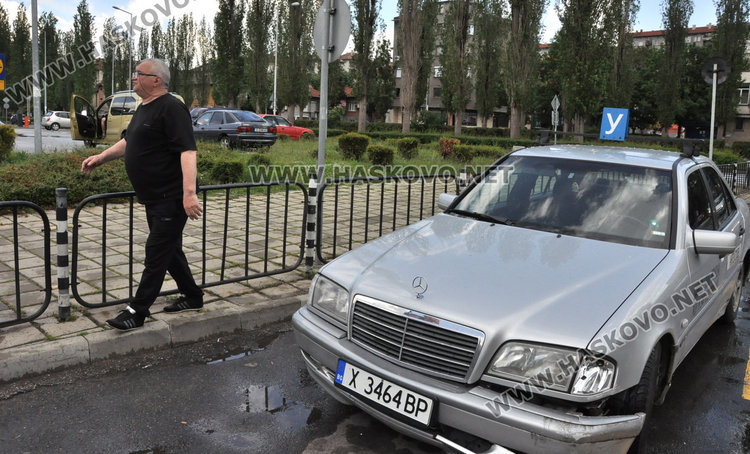 Ситроен и учебен автомобил катастрофираха до "Лебеда" в Хасково