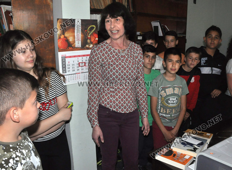 Петокласници от "Христо Смирненски" станаха библиотекари за един ден