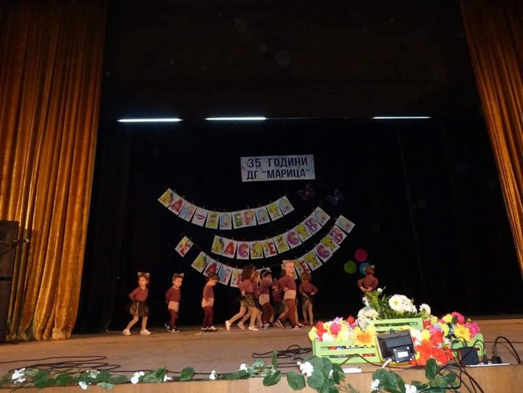 Малчугани се вихриха на сцената заедно с учителки, лелки и майки