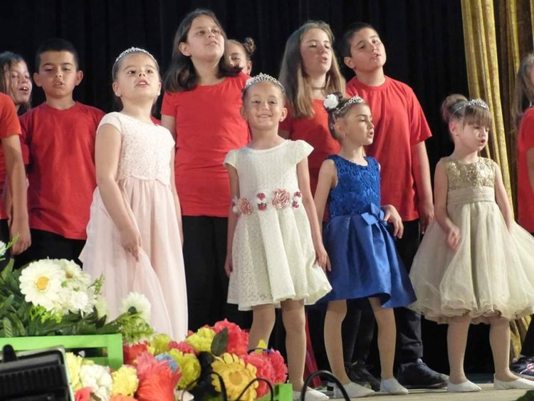 Малчугани се вихриха на сцената заедно с учителки, лелки и майки