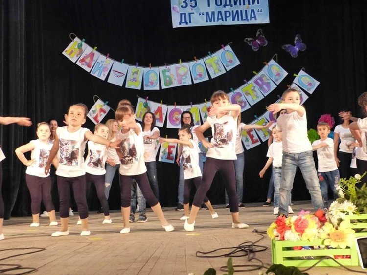 Малчугани се вихриха на сцената заедно с учителки, лелки и майки