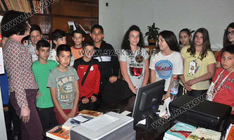 Петокласници от "Христо Смирненски" станаха библиотекари за един ден