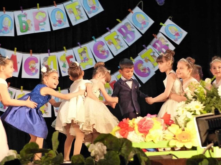 Малчугани се вихриха на сцената заедно с учителки, лелки и майки