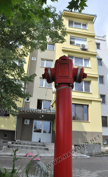 Вода от Великден се излива от пожарен кран край блок