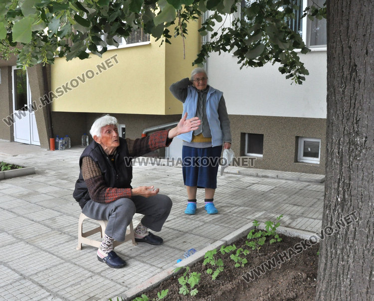 Вода от Великден се излива от пожарен кран край блок