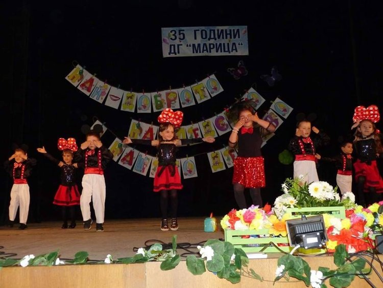 Малчугани се вихриха на сцената заедно с учителки, лелки и майки