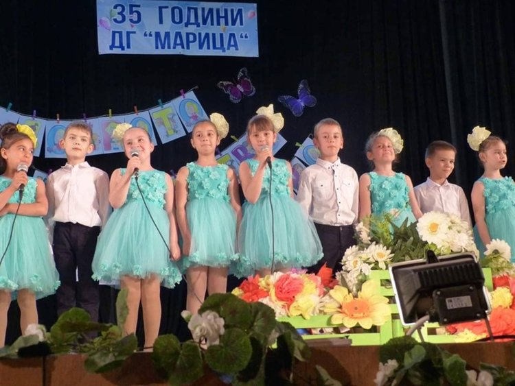 Малчугани се вихриха на сцената заедно с учителки, лелки и майки