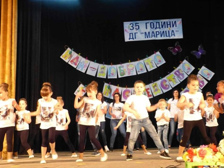 Малчугани се вихриха на сцената заедно с учителки, лелки и майки