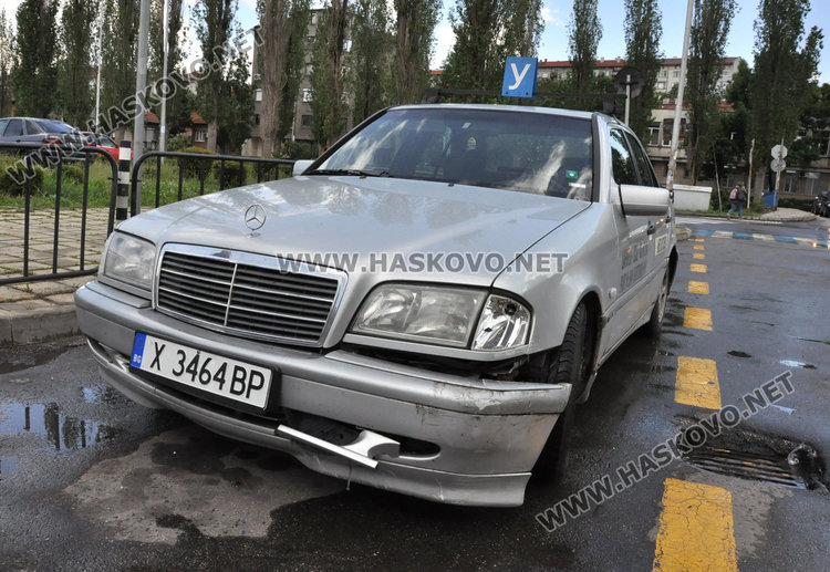 Ситроен и учебен автомобил катастрофираха до "Лебеда" в Хасково