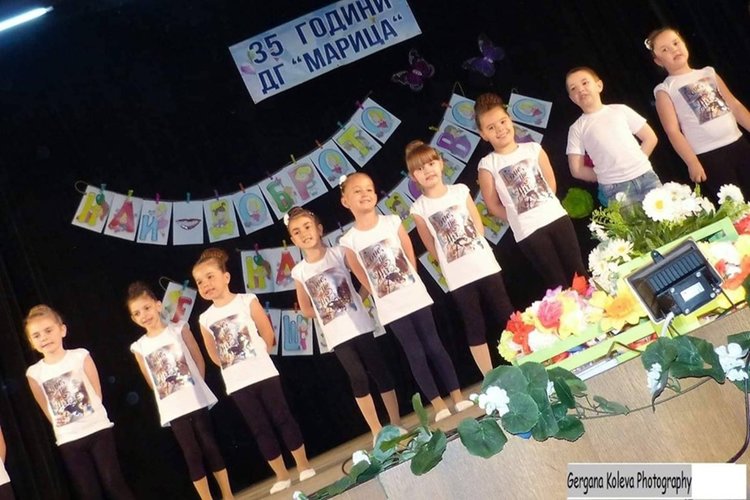 Малчугани се вихриха на сцената заедно с учителки, лелки и майки