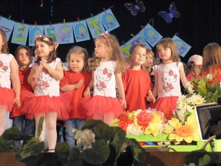 Малчугани се вихриха на сцената заедно с учителки, лелки и майки