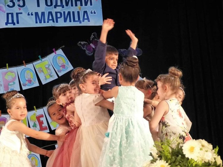 Малчугани се вихриха на сцената заедно с учителки, лелки и майки