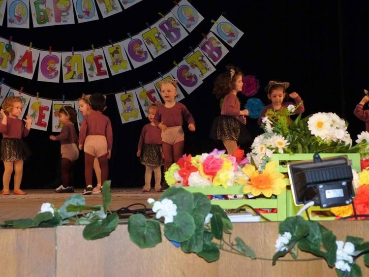 Малчугани се вихриха на сцената заедно с учителки, лелки и майки