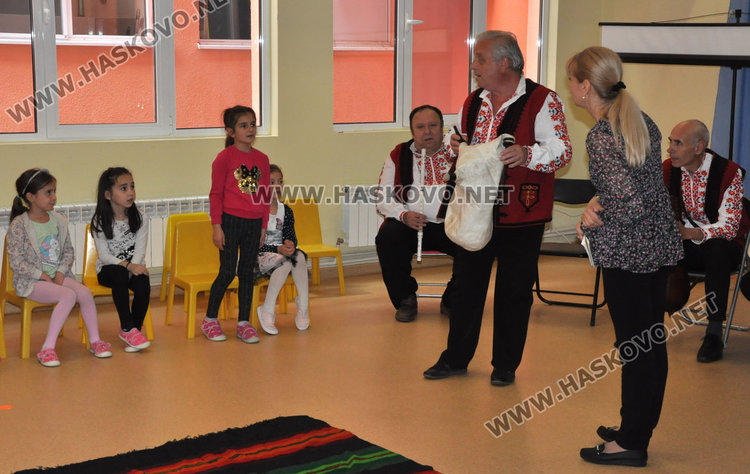 В детска градина „Слънце“ знаят що е то ручило и коя гайда е каба