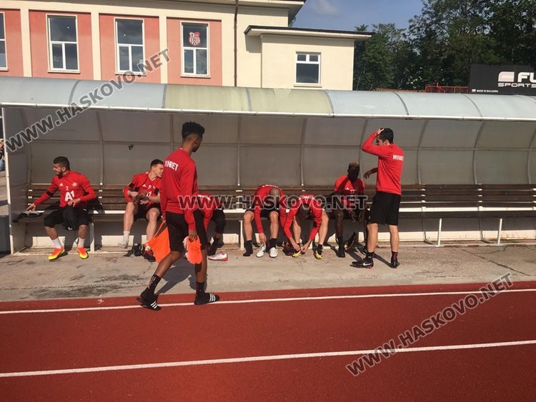 Фенове от Хасково посрещнаха футболистите на ЦСКА-София