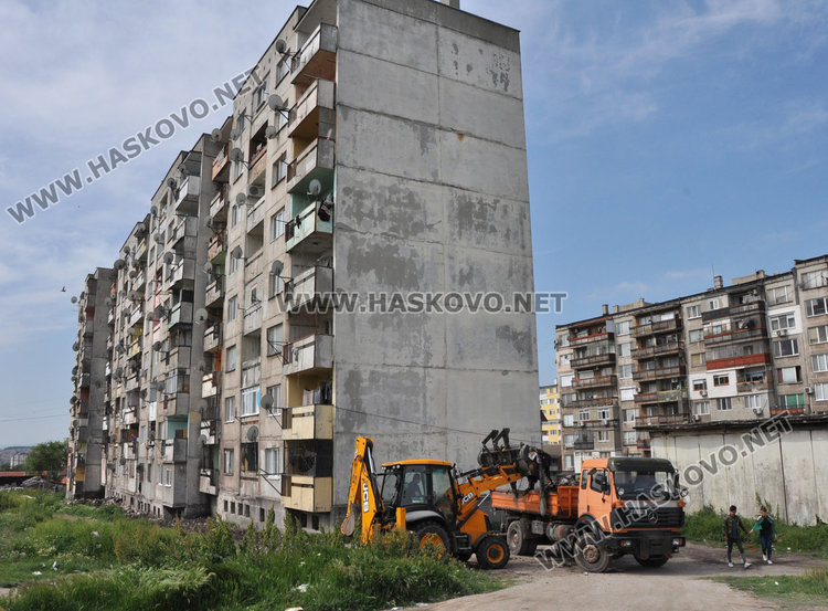 Разчистиха вонящ боклук край блок 42 в Орфей