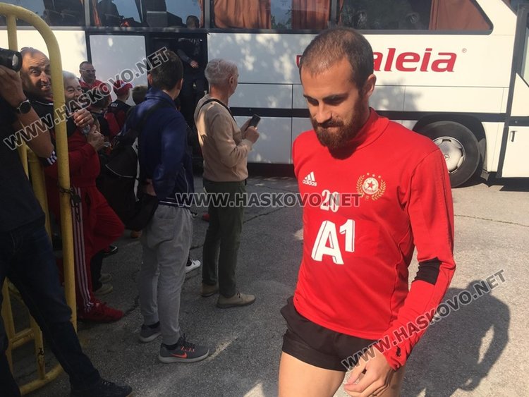 Фенове от Хасково посрещнаха футболистите на ЦСКА-София