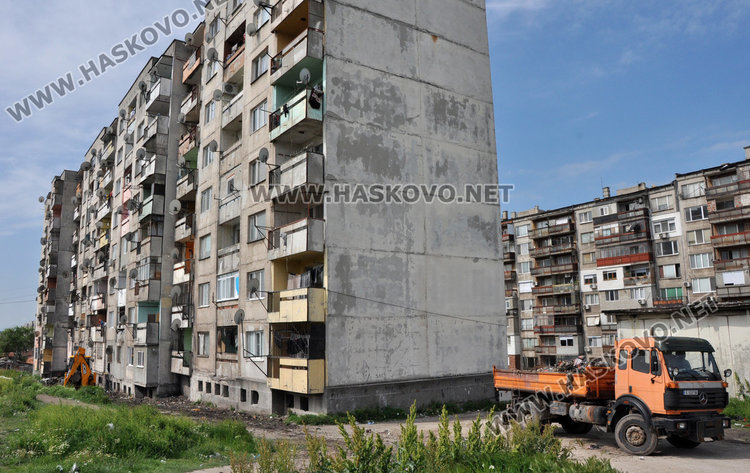 Разчистиха вонящ боклук край блок 42 в Орфей