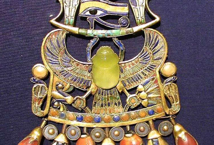 Скарабеят от накита на фараона Тут е изработен от пустинно стъкло