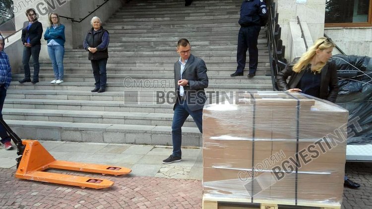 Под охрана в Смолян пристигнаха 112 400 бюлетини за изборите