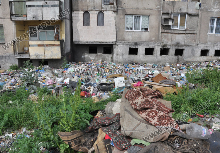 Разчистиха вонящ боклук край блок 42 в Орфей