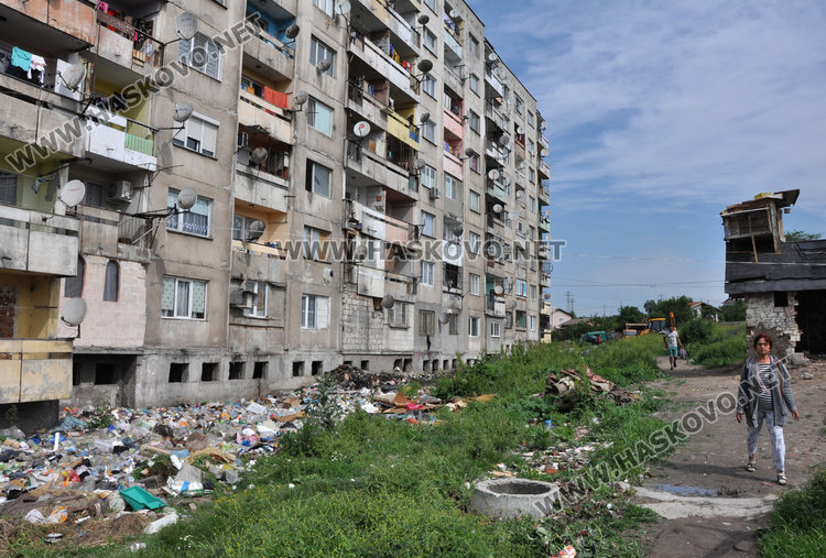 Разчистиха вонящ боклук край блок 42 в Орфей