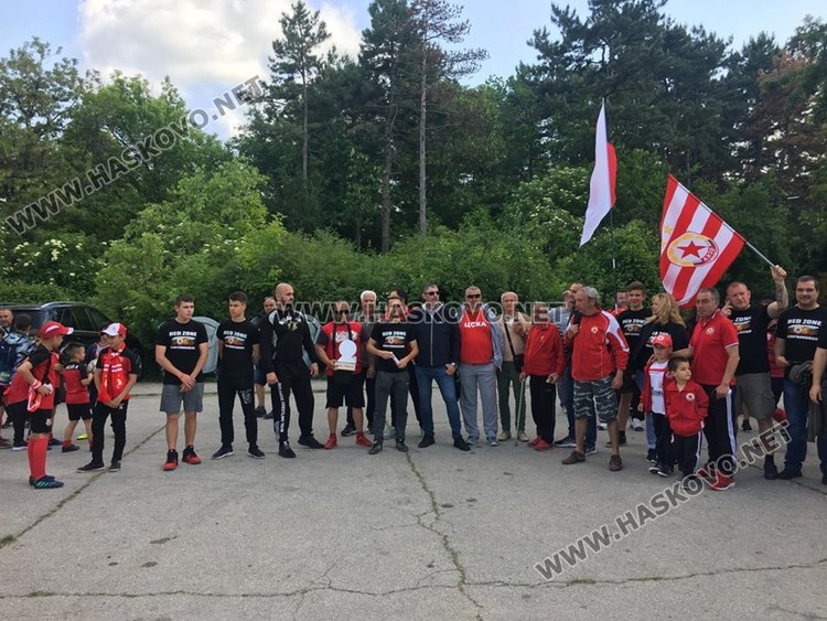 Фенове от Хасково посрещнаха футболистите на ЦСКА-София