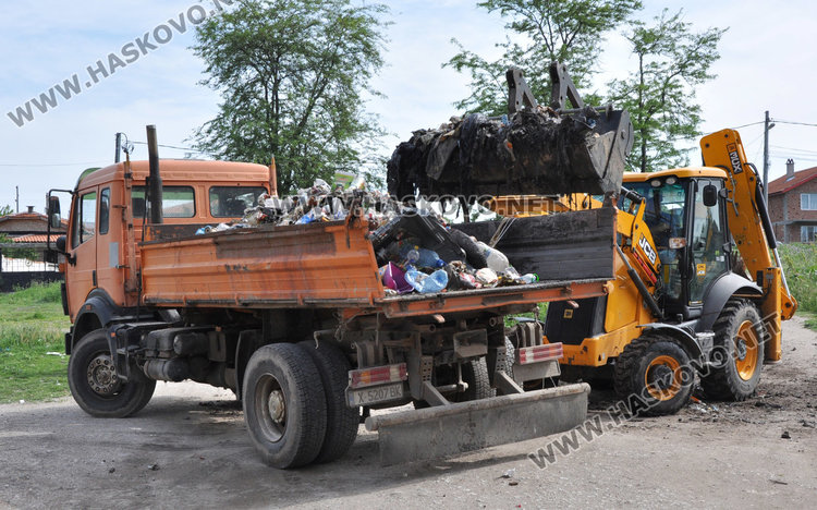 Разчистиха вонящ боклук край блок 42 в Орфей
