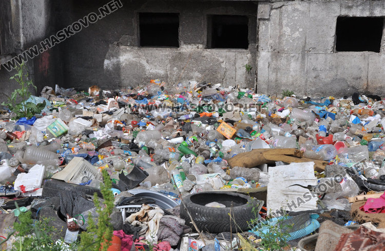 Разчистиха вонящ боклук край блок 42 в Орфей