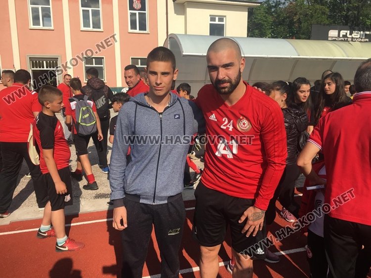Фенове от Хасково посрещнаха футболистите на ЦСКА-София