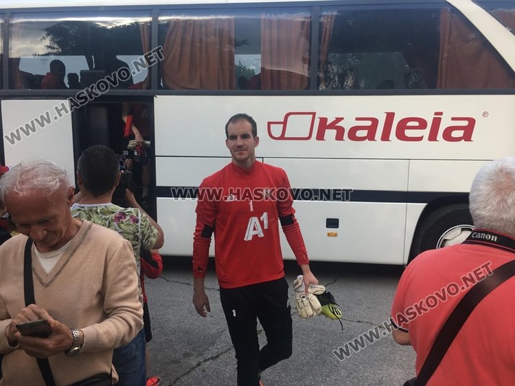 Фенове от Хасково посрещнаха футболистите на ЦСКА-София