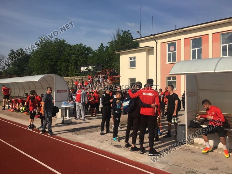 Фенове от Хасково посрещнаха футболистите на ЦСКА-София