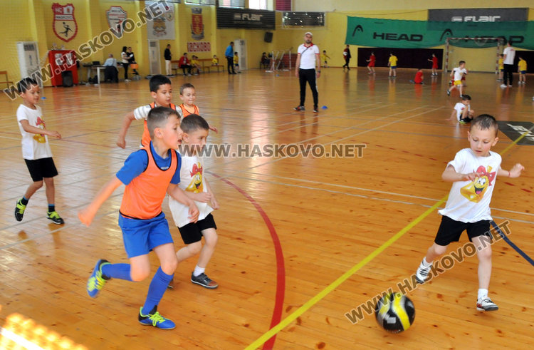 Деца от 5 хасковски градини в турнир по футбол