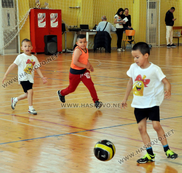 Деца от 5 хасковски градини в турнир по футбол