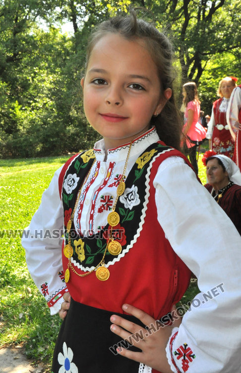 "Китна Тракия" събра стотици почитатели на народното творчество в "Кенана"