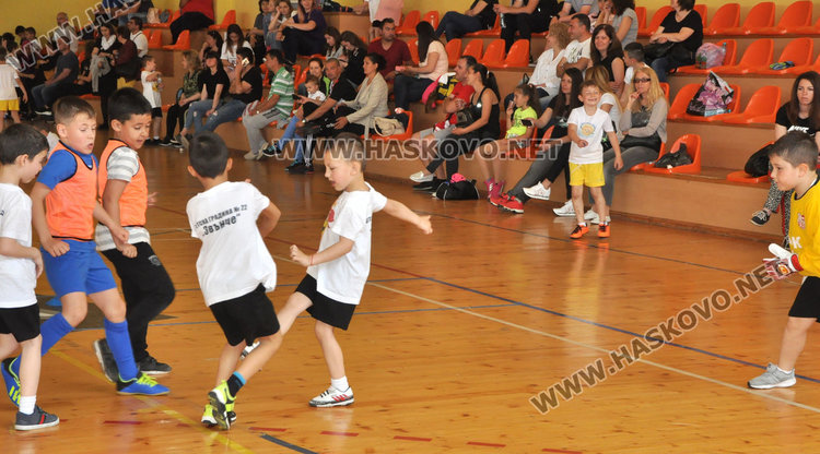 Деца от 5 хасковски градини в турнир по футбол
