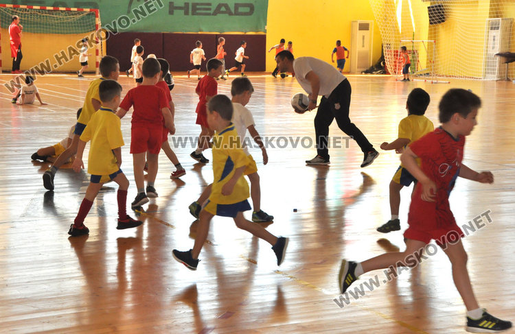 Деца от 5 хасковски градини в турнир по футбол