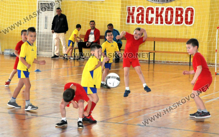 Деца от 5 хасковски градини в турнир по футбол
