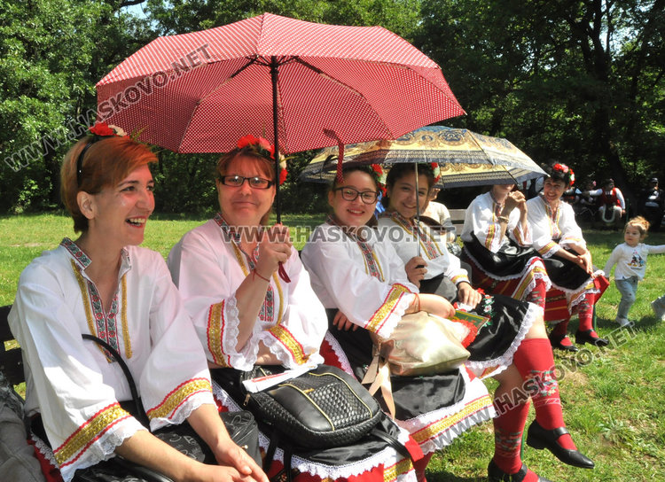 "Китна Тракия" събра стотици почитатели на народното творчество в "Кенана"