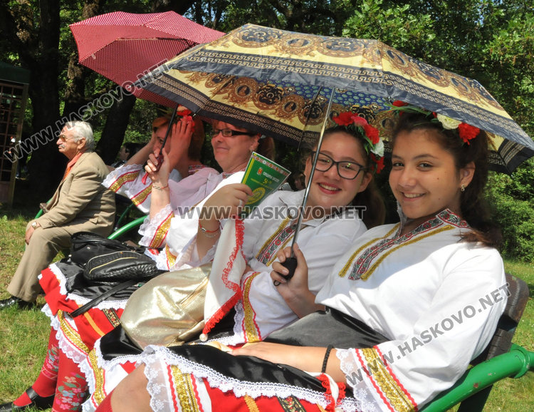 "Китна Тракия" събра стотици почитатели на народното творчество в "Кенана"
