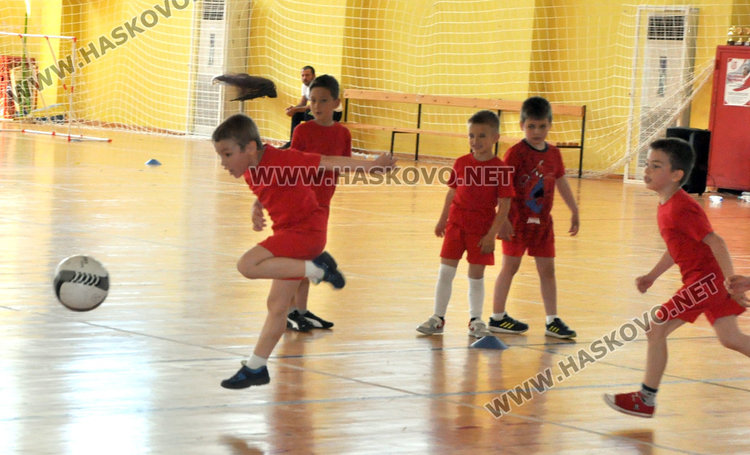Деца от 5 хасковски градини в турнир по футбол