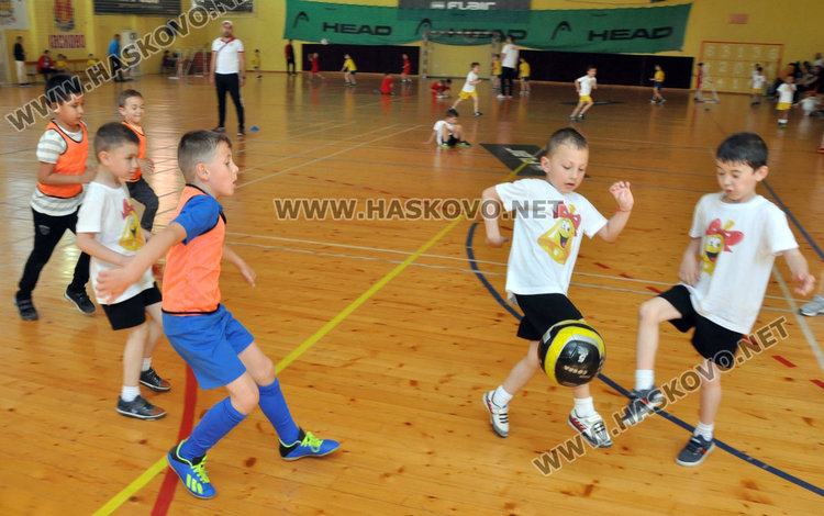 Деца от 5 хасковски градини в турнир по футбол