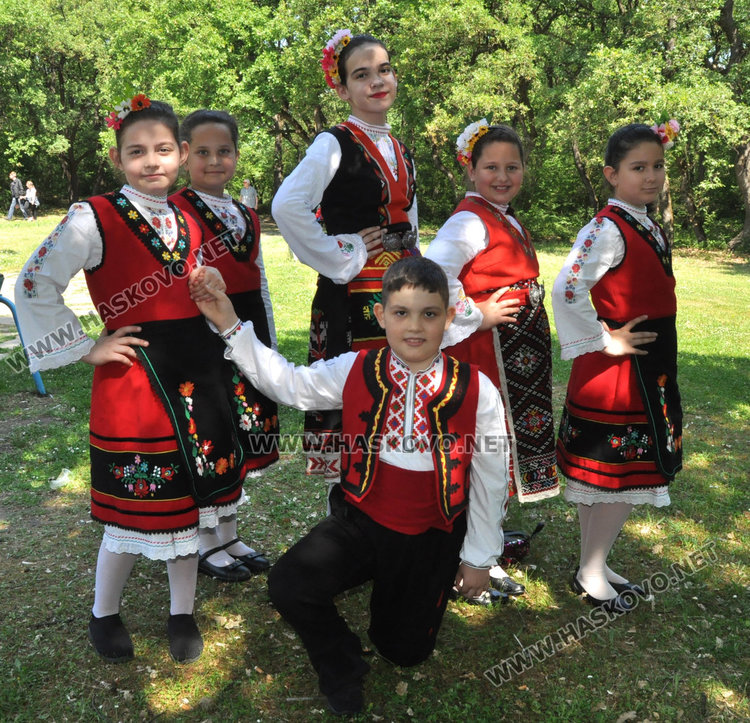 "Китна Тракия" събра стотици почитатели на народното творчество в "Кенана"