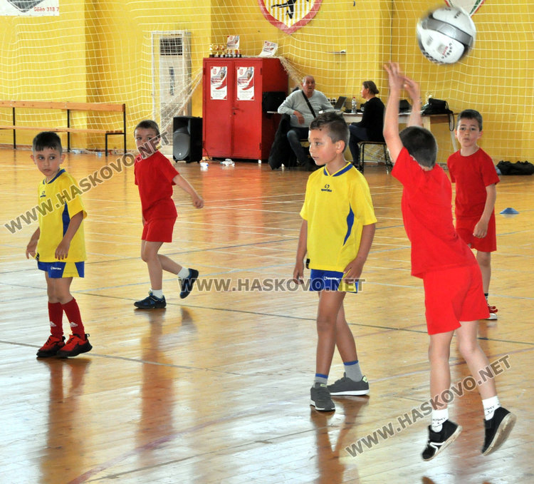 Деца от 5 хасковски градини в турнир по футбол