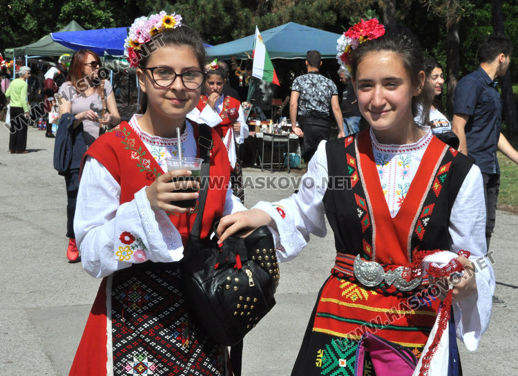 "Китна Тракия" събра стотици почитатели на народното творчество в "Кенана"
