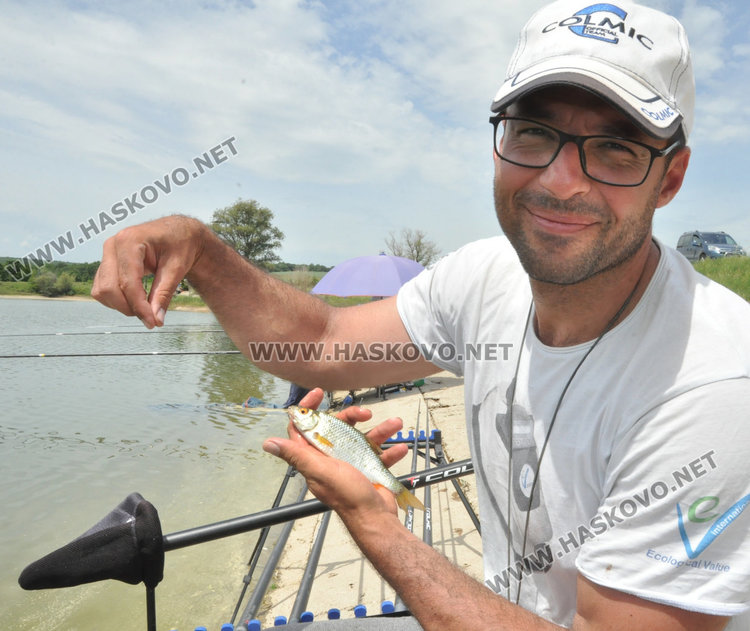 Дядо Мраз организира състезание по риболов с щека и мач
