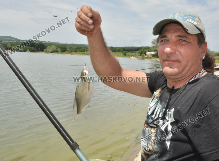 Дядо Мраз организира състезание по риболов с щека и мач