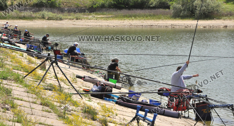 Дядо Мраз организира състезание по риболов с щека и мач